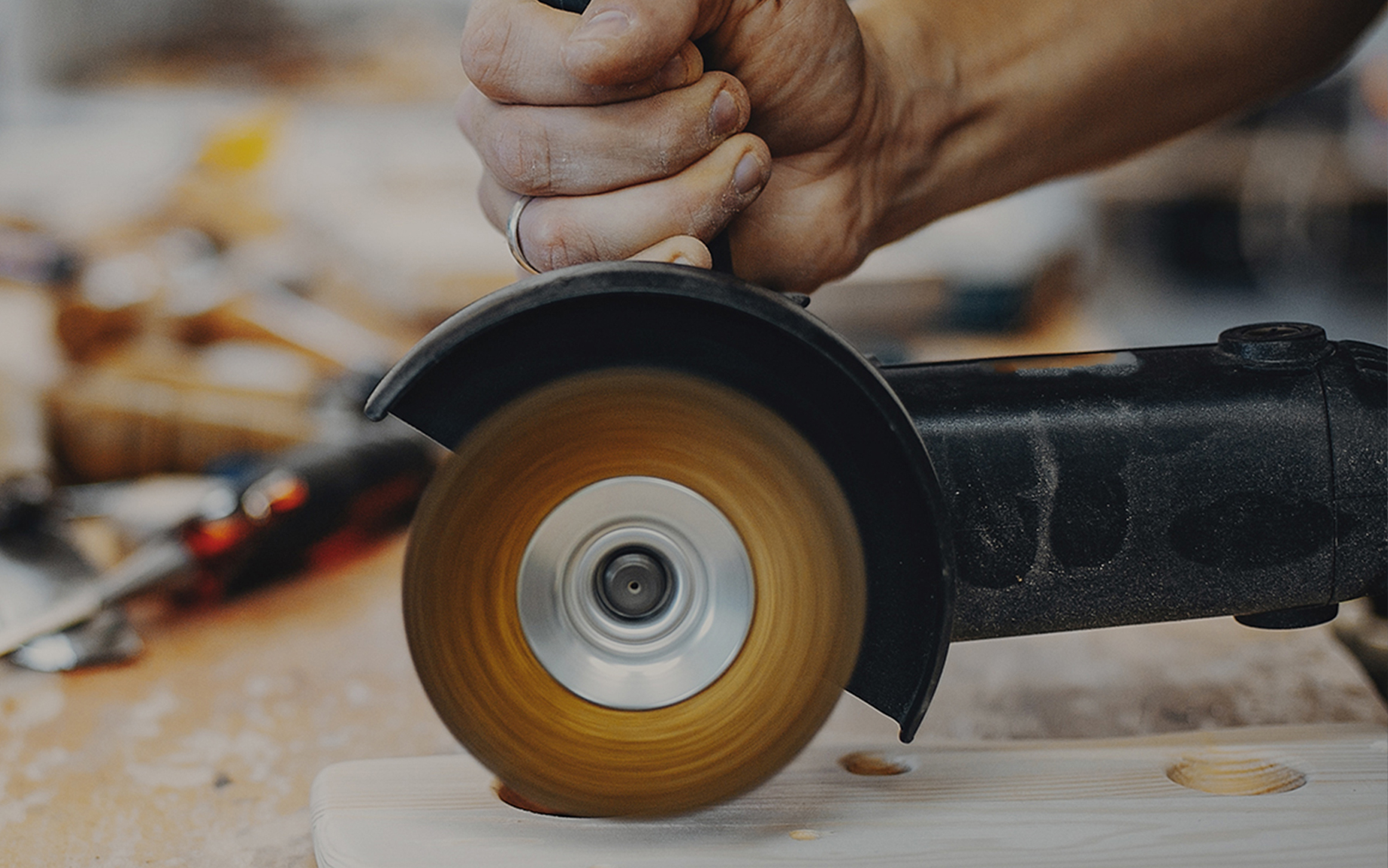 La meticulosa artesanía y las herramientas de ferretería son esenciales en cada trabajo meticuloso.